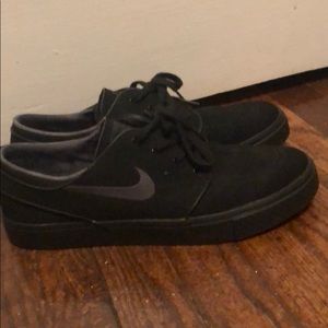 Nike low-top shoes